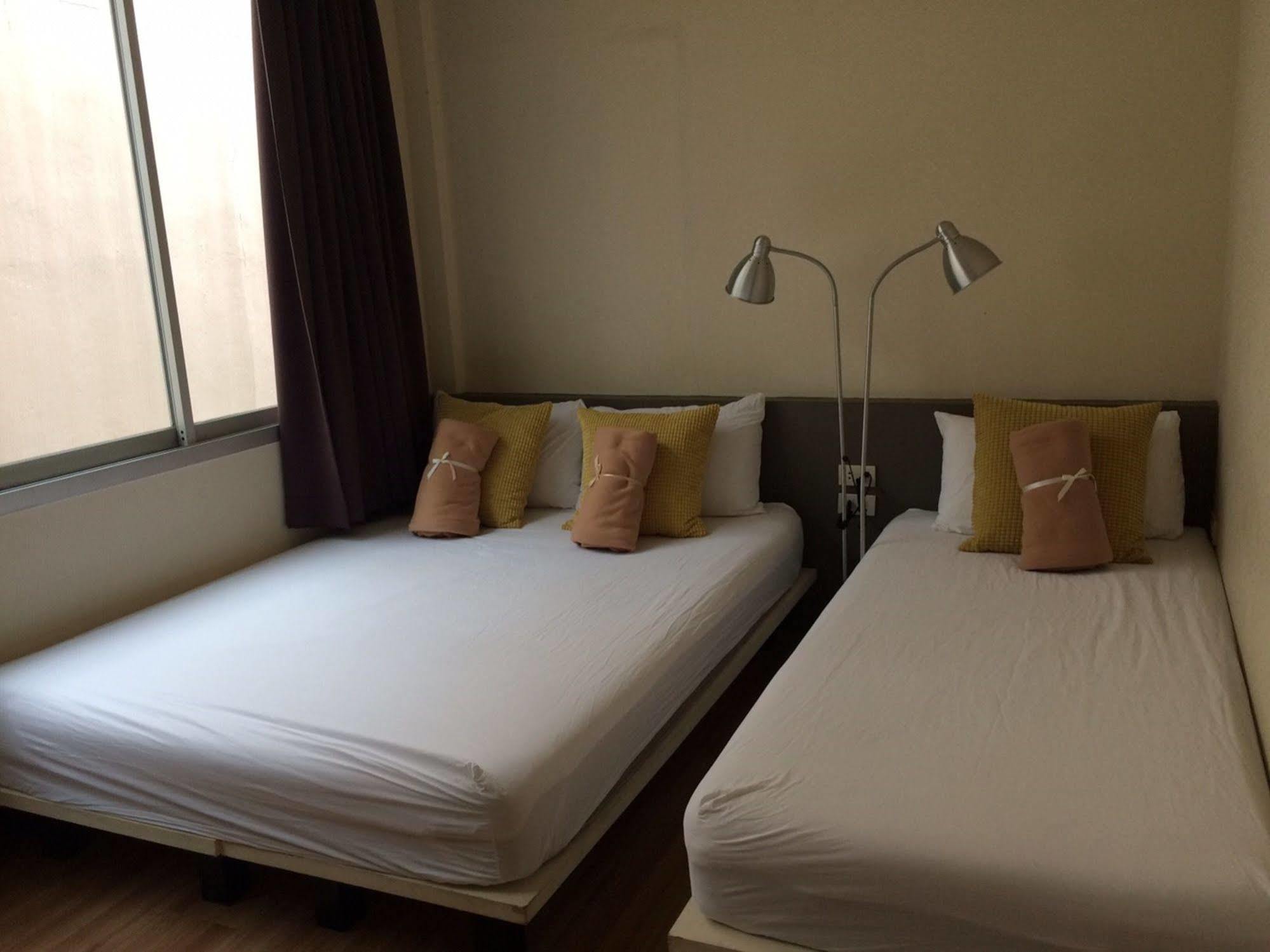 Cloudy Hostel Bangkok Bagian luar foto