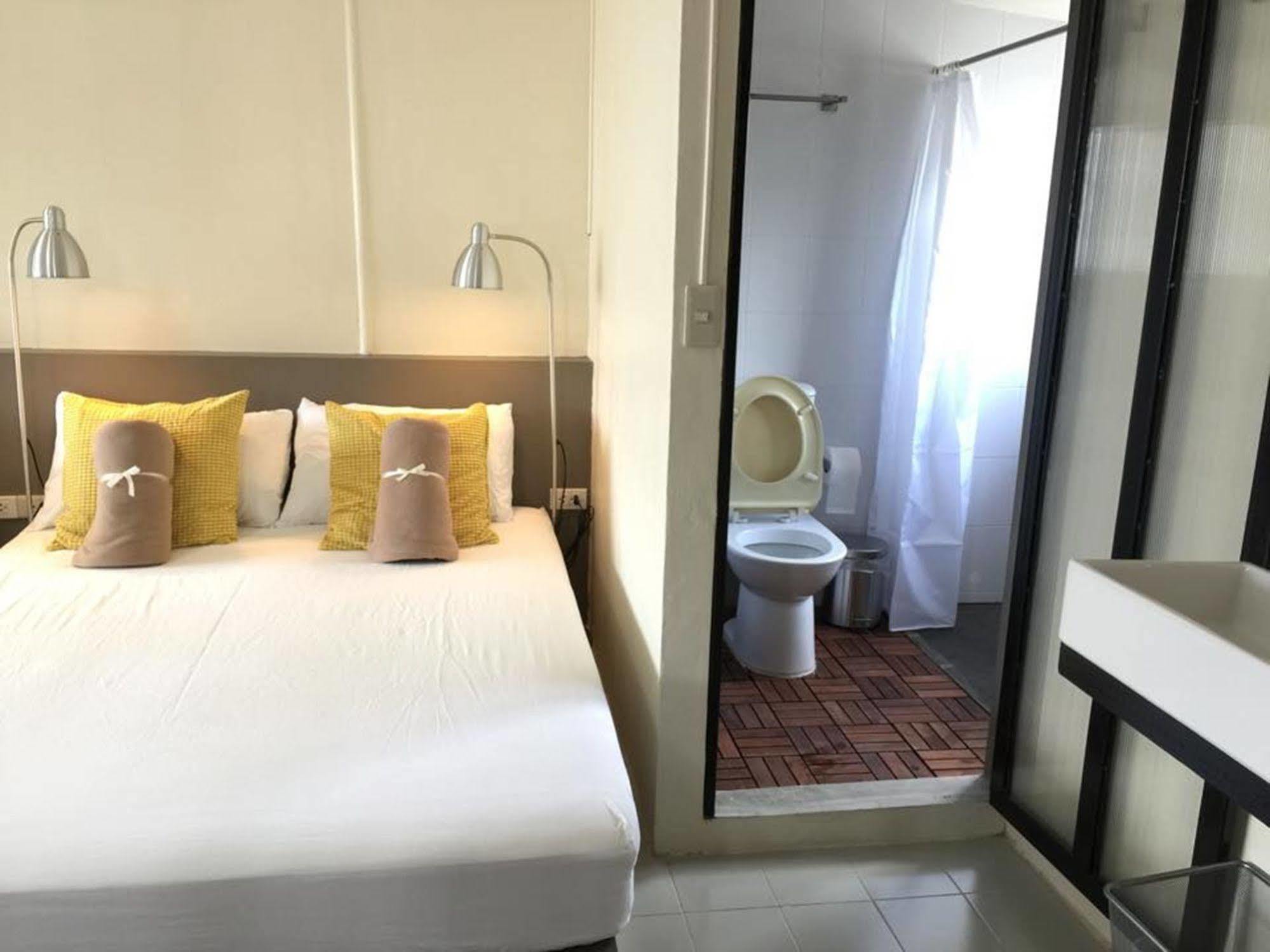 Cloudy Hostel Bangkok Bagian luar foto